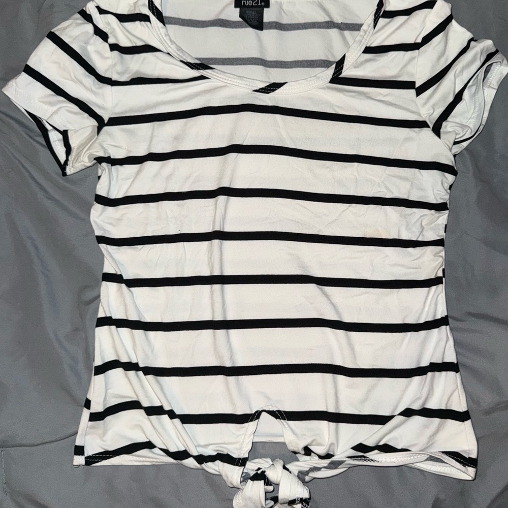 Forever 21 Women's Black and White Striped Tee